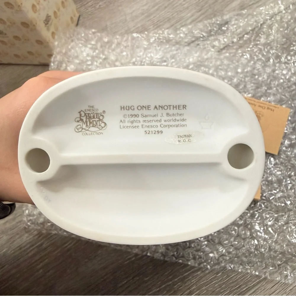 Precious Moments Hug One Another Figurine Box - Cream and Gold - Picture 3 of 4